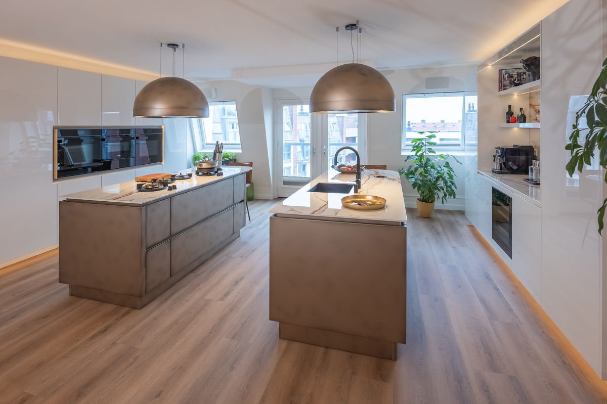 Luxe binnenkijker: stijlvolle woonkeuken met dubbel eiland in Rotterdam ...
